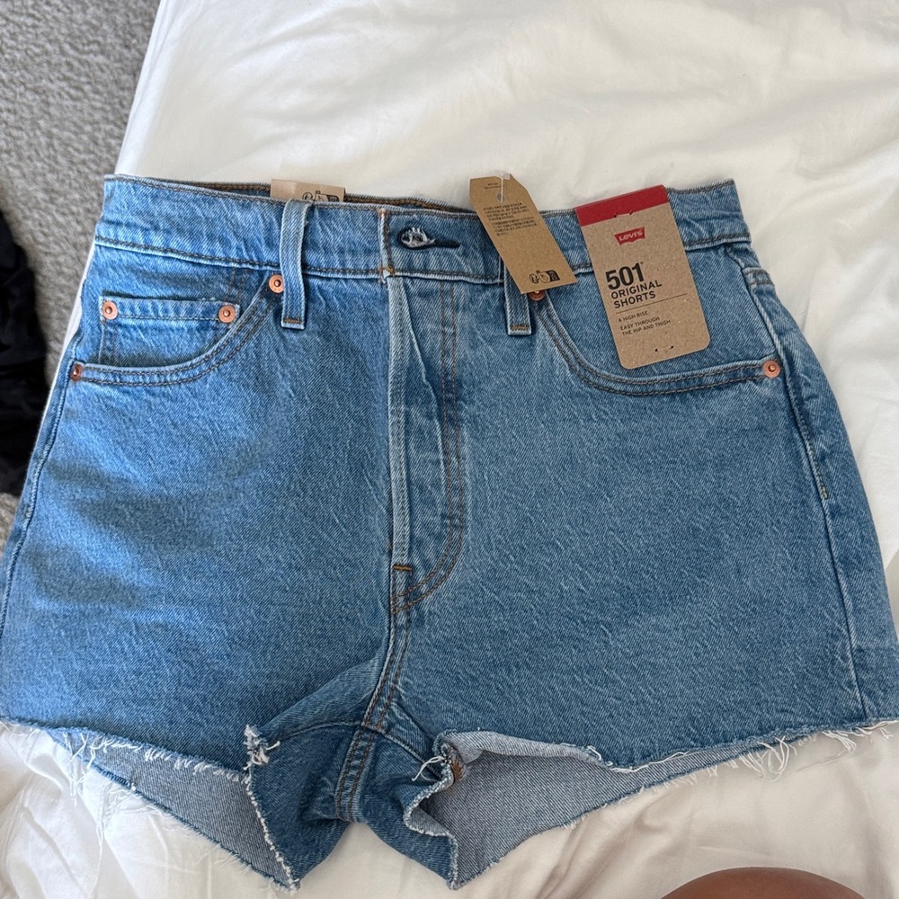 NWT Levi's Women's Classic Blue Jean Shorts size 29